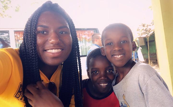 BW学生Autumn Richards(右)带着两个孩子在多米尼加共和国参加荣誉欧博allbet之旅